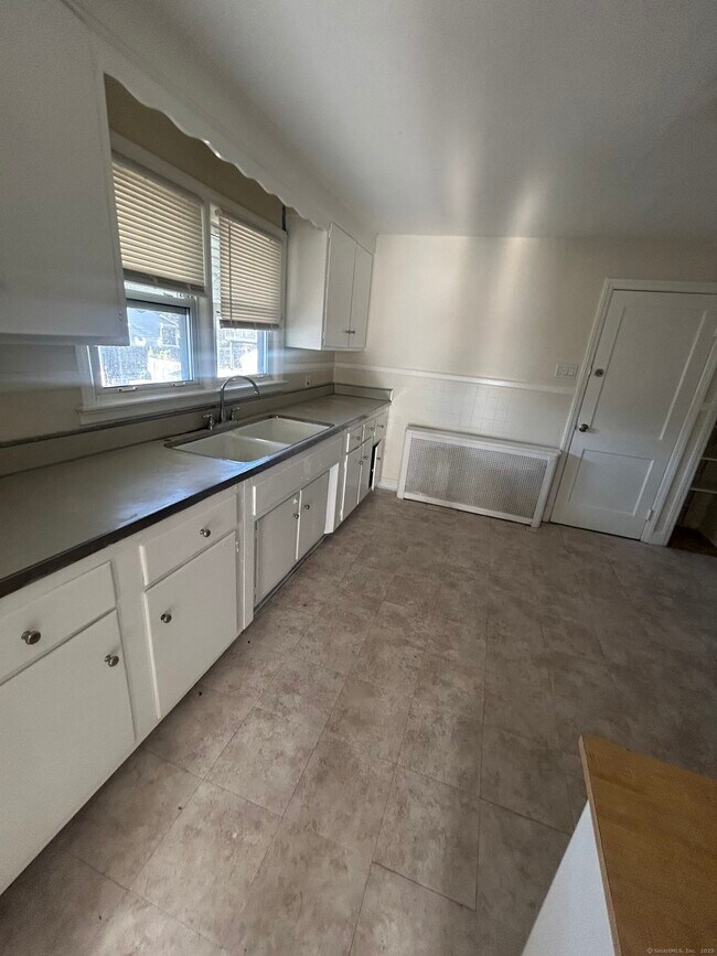 Building Photo - 770 Brewster St