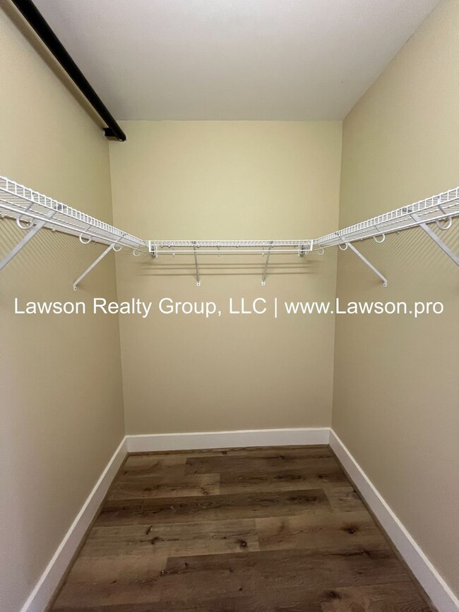 Building Photo - Luxury Apartment in Downtown Roanoke!