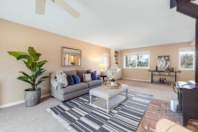 Building Photo - Beautiful 5 bedroom/3bath home with a pool