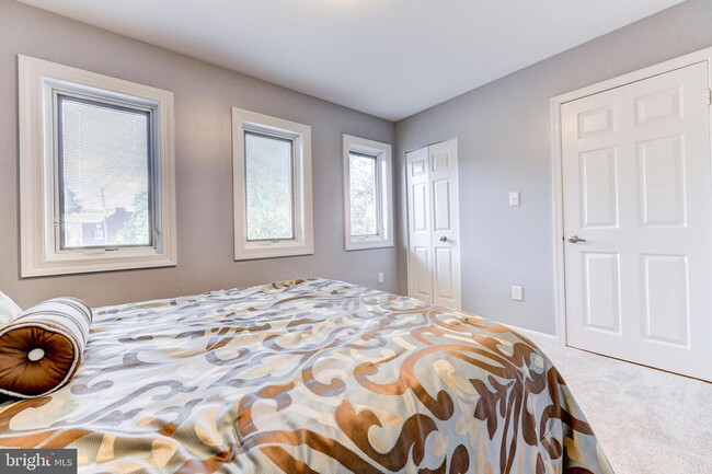 Building Photo - Elegant Arlington Residence with Comfortable Living and Ideal Location