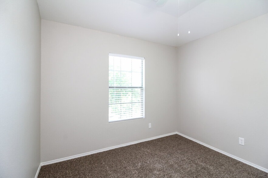 Building Photo - 808 Forest Grove Ln