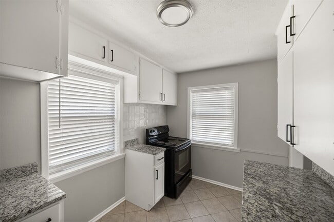 Building Photo - 1501 Greenbrier Dr