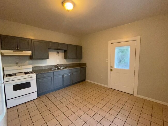 Building Photo - Beautifully updated and Spacious!  2 Bed House in Madisonville with walk through!!