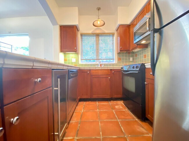 Building Photo - 1414 N Harper Ave