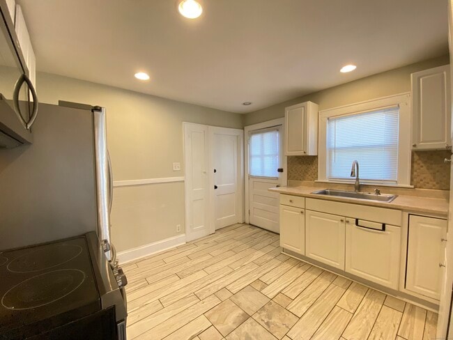 Building Photo - 143 Calhoun St