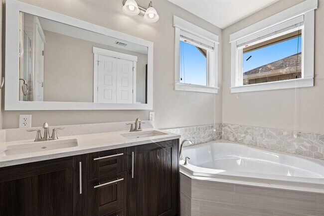 Building Photo - 1700 Cedar Bend Dr