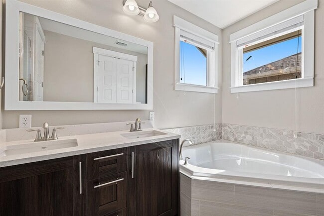 Building Photo - 1702 Cedar Bend Dr