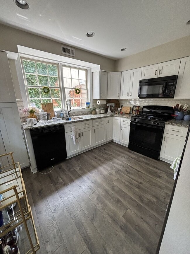 Building Photo - 408 Queen St