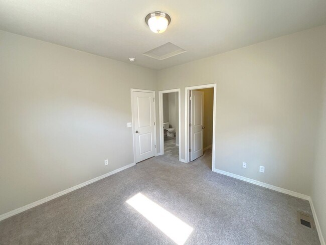 Building Photo - 2 Bedroom Home Available Near S Union Blvd & Martin Luther Kings Jr Bypass!