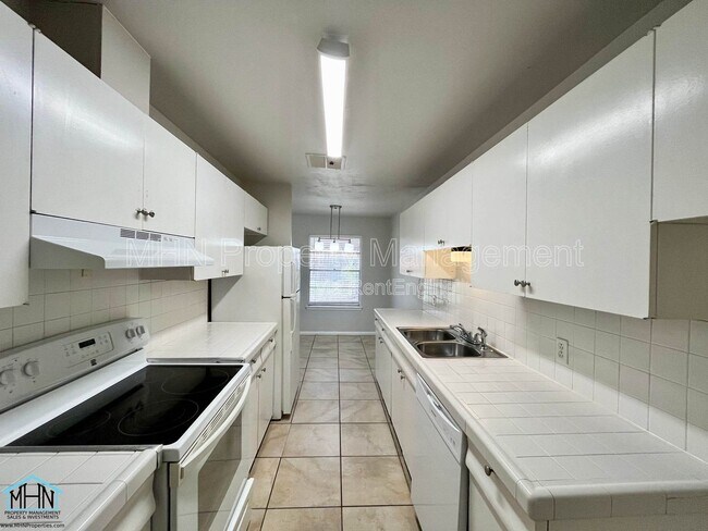 Building Photo - 944 Patricia Dr