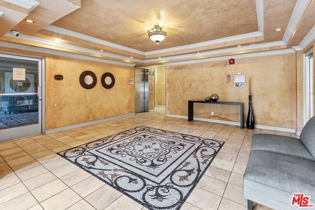 Building Photo - 1154 S Barrington Ave