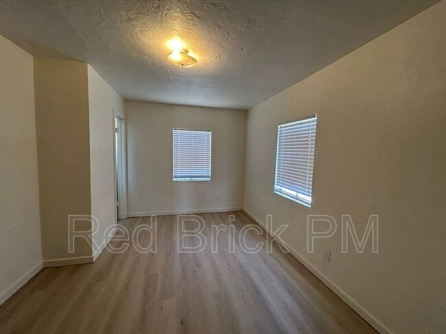 Building Photo - 2260 Glen Ave