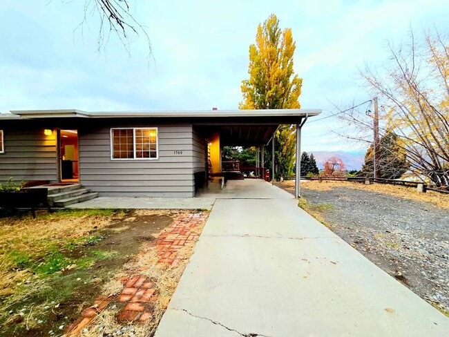 Building Photo - Large 4 Bed, 2 Bath in Desirable East Wenatchee!