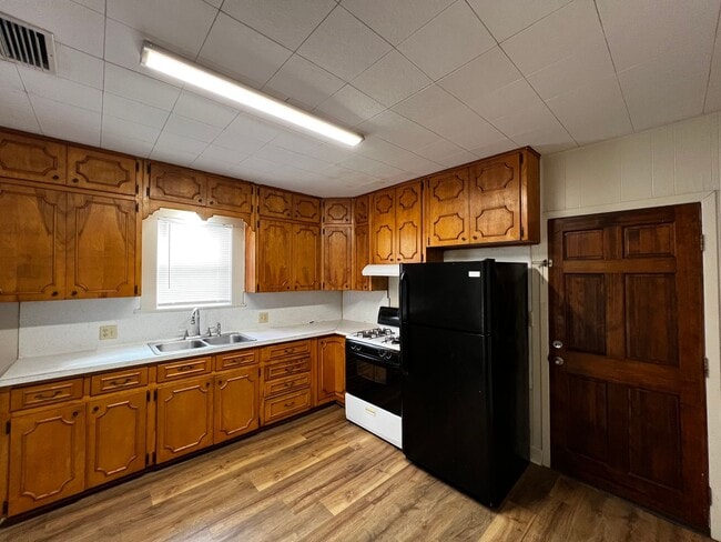 Building Photo - Two bedroom, One Bathroom , near UL