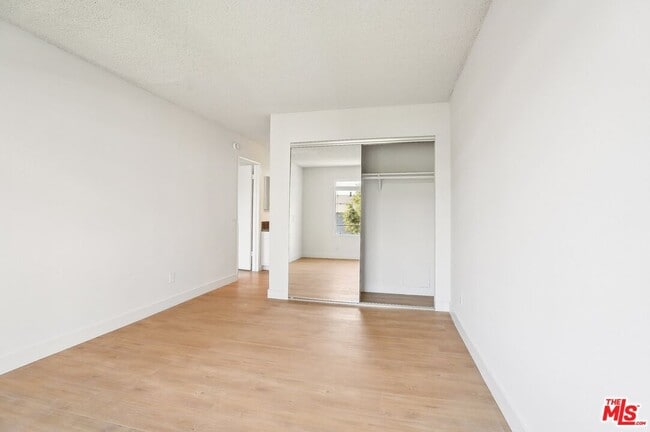 Building Photo - 1352 S Carmelina Ave