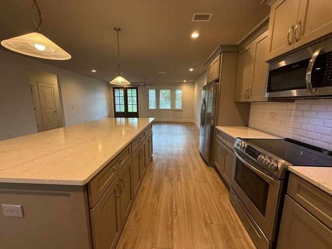 Building Photo - Gulf Breeze - 4 bedroom, 2.5 bathroom - lawn care included