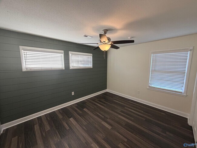 Building Photo - 1518 15th Ave SW