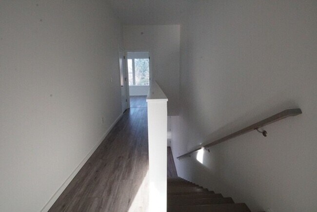 Building Photo - Beautiful 2bd/2.5ba North Portland Townhom...