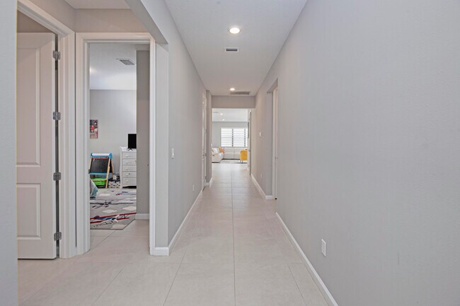 Building Photo - 833 SE Courances Dr
