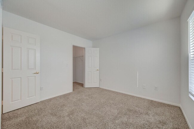Building Photo - LOCATION! LOCATION! LOCATION! Move-in ready 2-bedroom condo in Centennial Hills!
