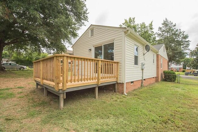 Building Photo - Charming 4-Bedroom, 2-Bathroom Home with F...