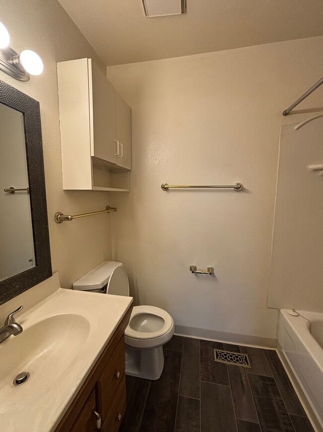 Building Photo - AVAILABLE NOW! 2 Bed 2 Bath - Near Fort Ca...
