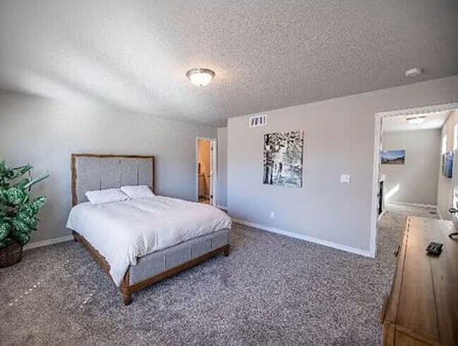 Building Photo - $2600 - 3BR/2.5BA Charming fully furnished...