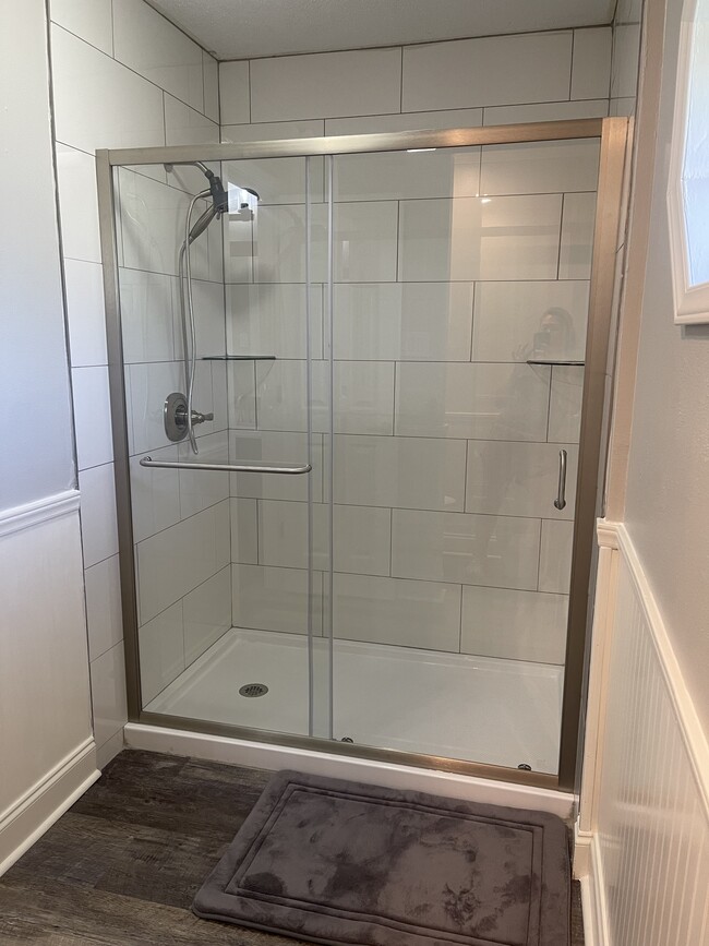 Walk-in shower - 5606 Hollyhock Ln