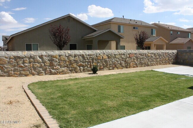 Building Photo - 3892 Loma Adriana