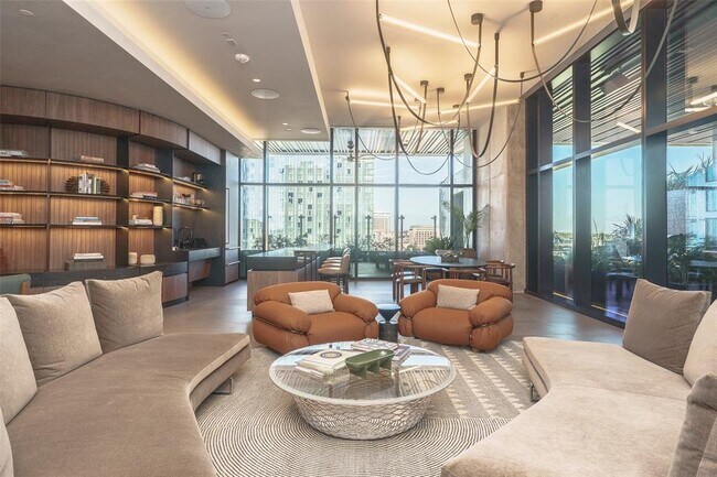 Building Photo - 610 Davis St