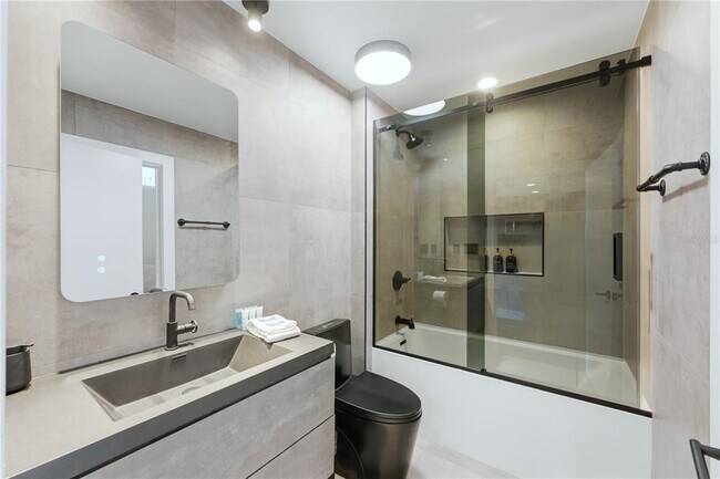 Building Photo - 525 E Jackson St