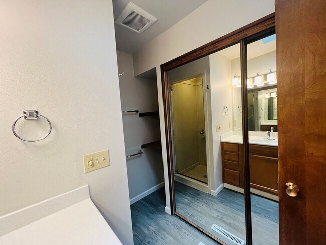 Building Photo - Charming One-Level Home in Garden Home — Near Washington Square & Trader Joe’s! Landscaping Inclu...