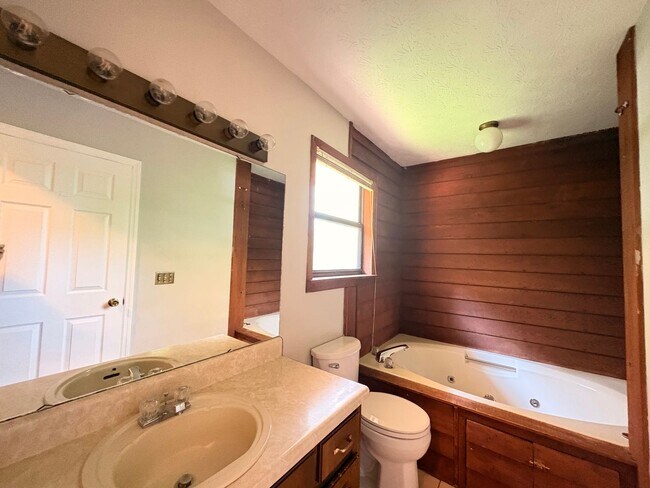 Building Photo - 901 Locke Dr