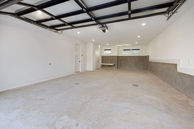 Building Photo - 5-bedroom 3.5 Bathroom Home in Durham