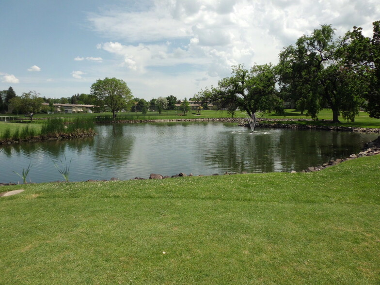 Fountain on the green - 745 S Alton Way