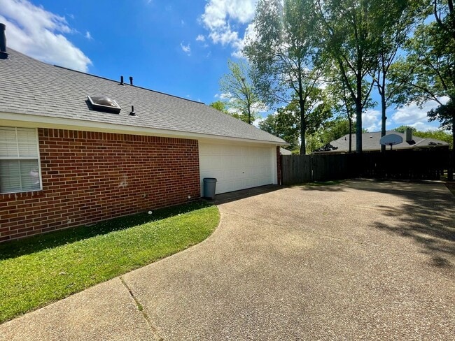 Building Photo - 3/2 For Rent in Brandon 047!