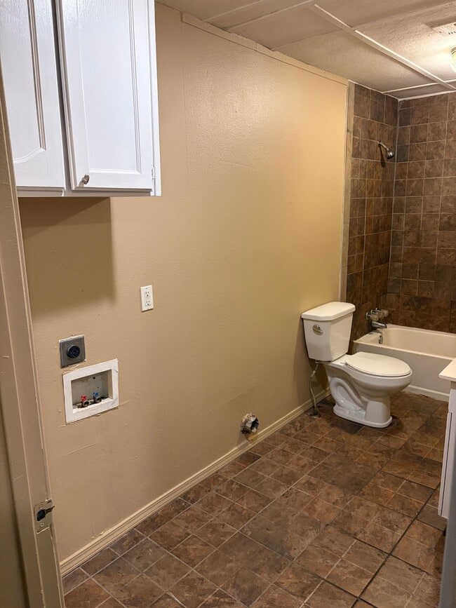Building Photo - Charming 4-bedroom, 1-bath home located in the heart of Van Buren featuring a spacious layout, ha...