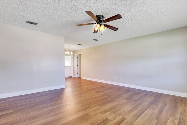 Building Photo - AVAILABLE EARLY OCTOBER [DOG FRIENDLY]