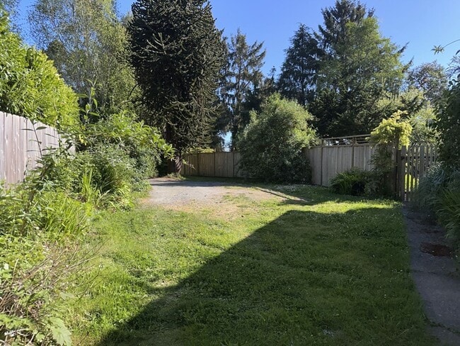 Building Photo - 2000+ sf home is in a great location, pet ...