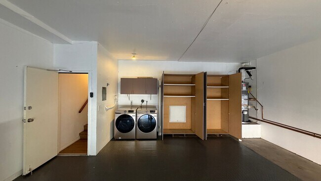 Building Photo - DESIRABLE TWO BEDROOM TWO BATH HOME IN STUDIO CITY