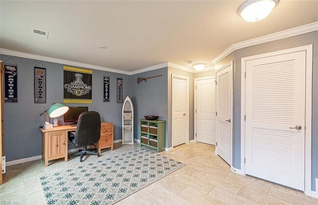 Building Photo - Gorgeous Tri-Level Condo