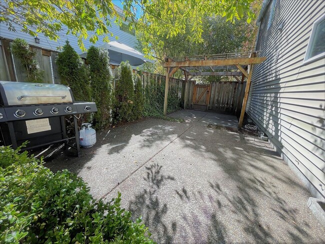 Building Photo - 16873 NW Oak Creek Dr