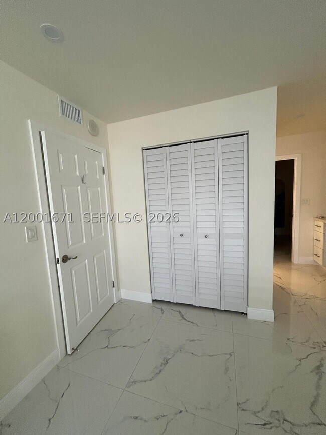 Building Photo - 2500 Parkview Dr