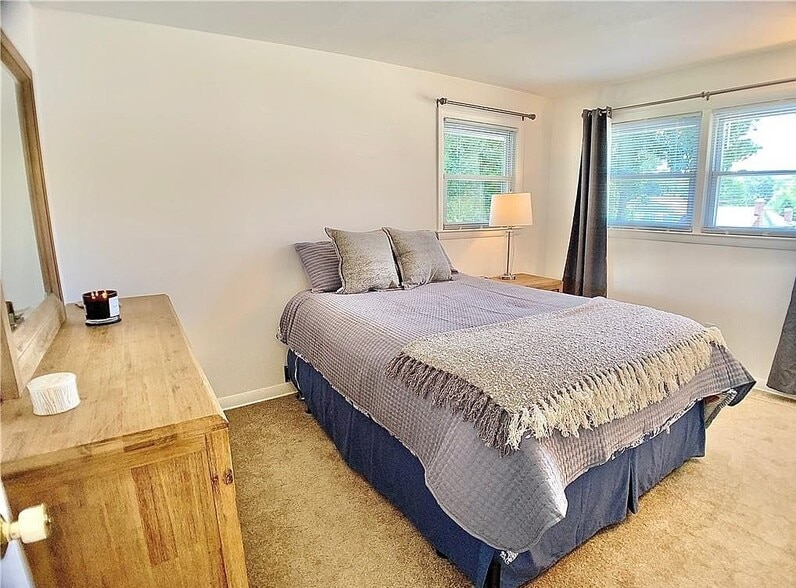 Building Photo - 60 Willow St