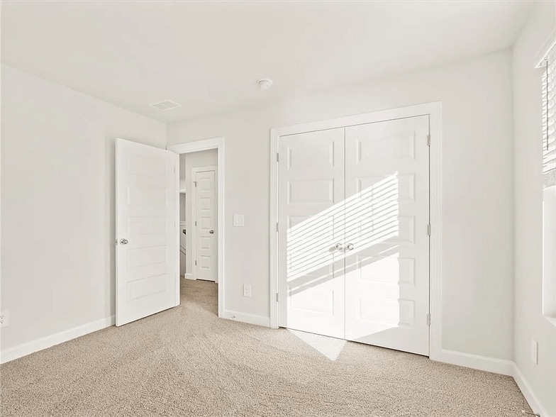 Building Photo - 105 Oval Ct