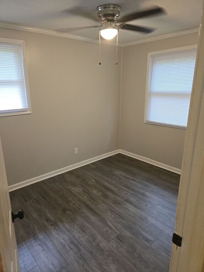 Building Photo - 4 or 5 Bedroom 1.5 bath 2 story house