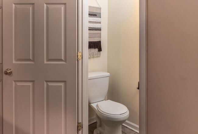 Building Photo - Spacious, well-kept 3 bedroom N Raleigh townhome with fenced back area!