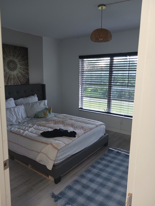 Building Photo - 3150 N Palm Aire Dr