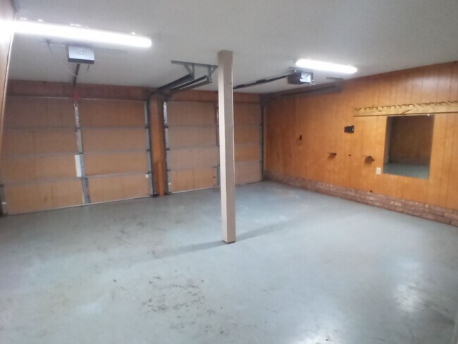 Building Photo - 350 Katydid St