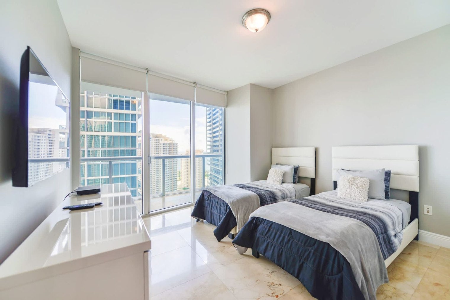 Building Photo - 485 Brickell Ave